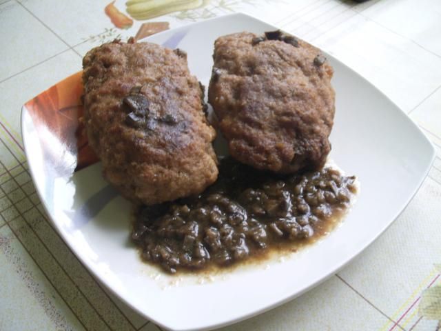 Frykadelki w sosie grzybowym