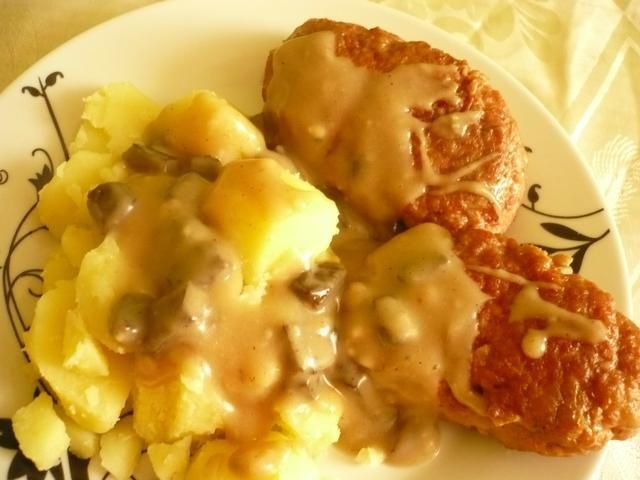 Frykadelki w sosie grzybowym