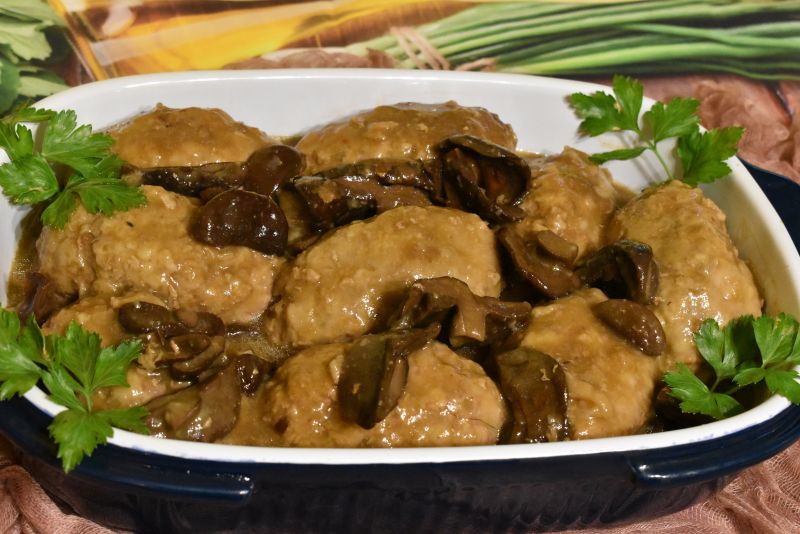 Frykadelki w sosie grzybowym