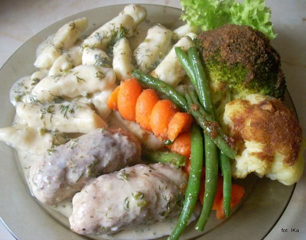 Frykadelki w sosie koperkowym