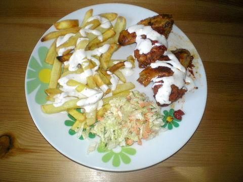 Frytki + skrzydelka + sos czosnkowy Frytki + skrzydelka + sos czosnkowy