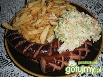 Frytki z kiełbasą i surówką