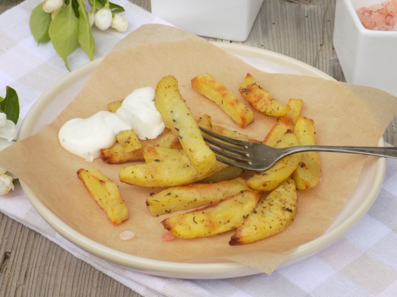 Frytki z piekarnika z dipem jogurtowo-majonezowym Frytki z piekarnika z dipem jogurtowo-majonezowym
