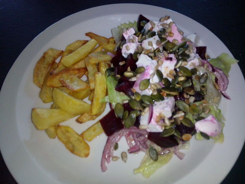 Frytki z piekarnika z sałatką z pieczonych buraków