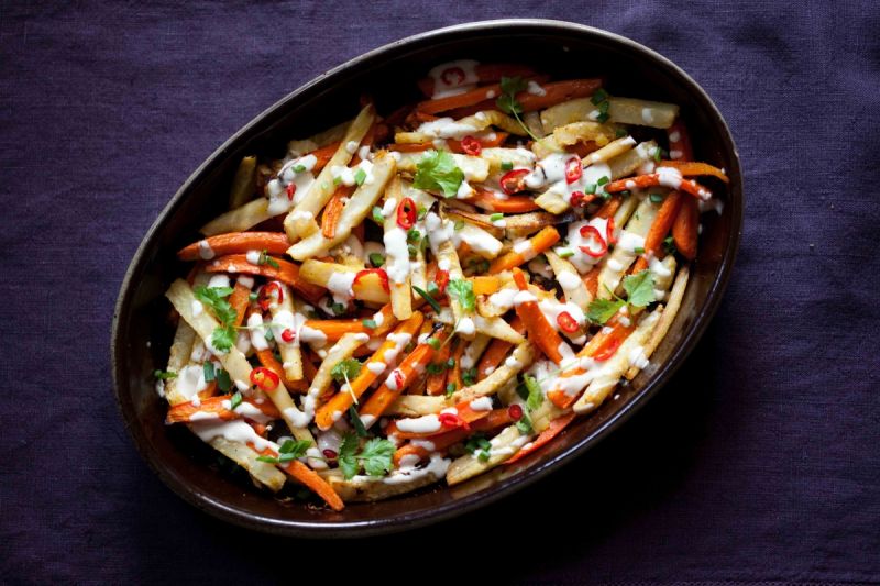 Frytki z warzyw korzeniowych z sosem tahini  Frytki z warzyw korzeniowych z sosem tahini