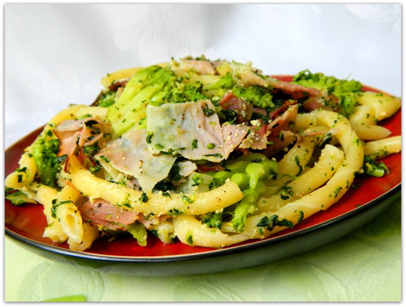 Fusilli al torchio z brokułem i szynką parmeńską Fusilli al torchio z brokułem i szynką parmeńską