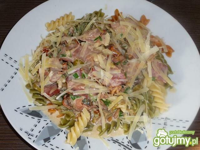 Fusilli grzyby, oliwki, szynka i inne Fusilli grzyby, oliwki, szynka i inne
