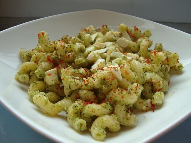 Fusilli rigati z mozzarellą w brokułowym Fusilli rigati z mozzarellą w brokułowym