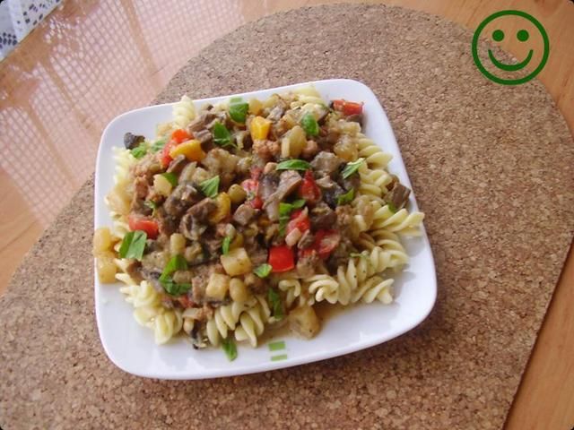 Fusilli serowe z mielonym i warzywami.