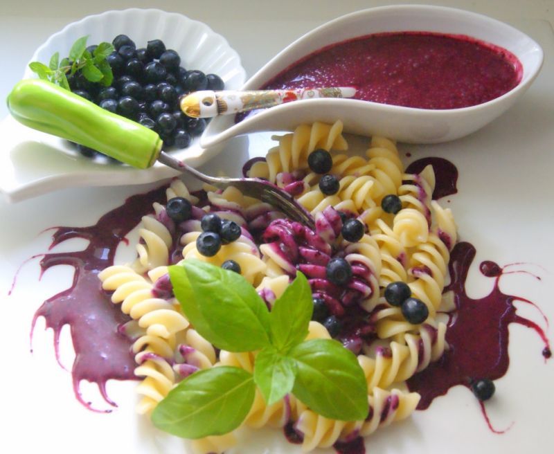 Fusilli ( świderki) w jagodowe kropki