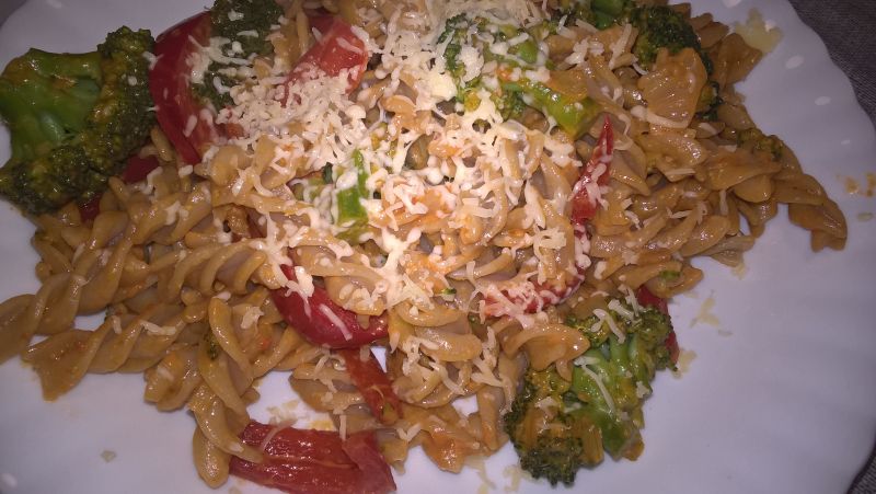 Fusilli z broułem i papryką