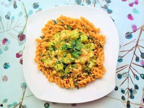 Fusilli z selerem naciowym w sosie serowym