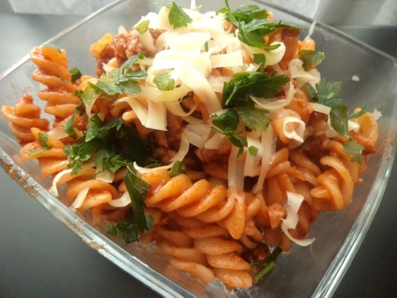 Fusilli z sosem bolonese i orzechami włoskimi Fusilli z sosem bolonese i orzechami włoskimi