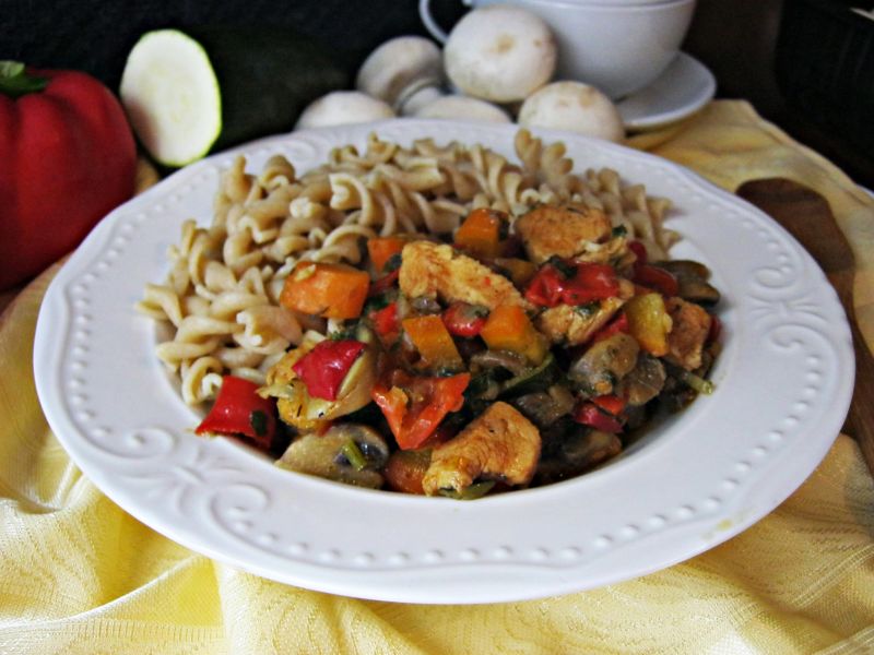 Fusilli z warzywami i kurczakiem w miodzie Fusilli z warzywami i kurczakiem w miodzie