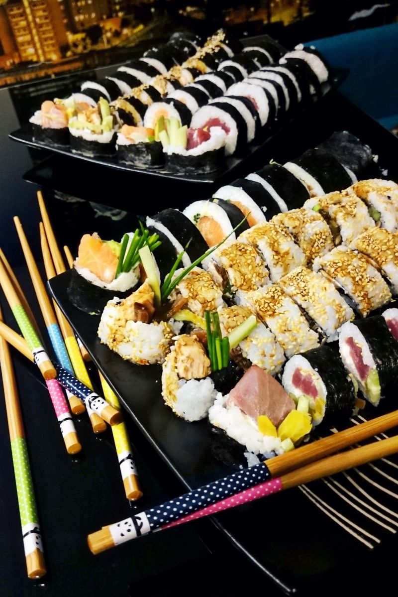 Futomaki i uramaki z tuńczykiem i łososiem   Futomaki i uramaki z tuńczykiem i łososiem