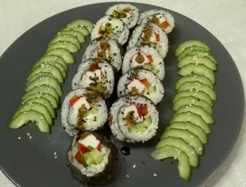 Futomaki z paluszkami krabowymi Futomaki z paluszkami krabowymi