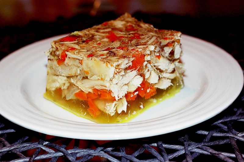 Galareta drobiowa na udkach z kurczaka i warzywach