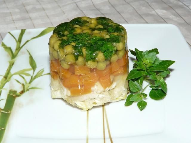 Galareta warzywna z  kurczakiem. Galareta warzywna z  kurczakiem.