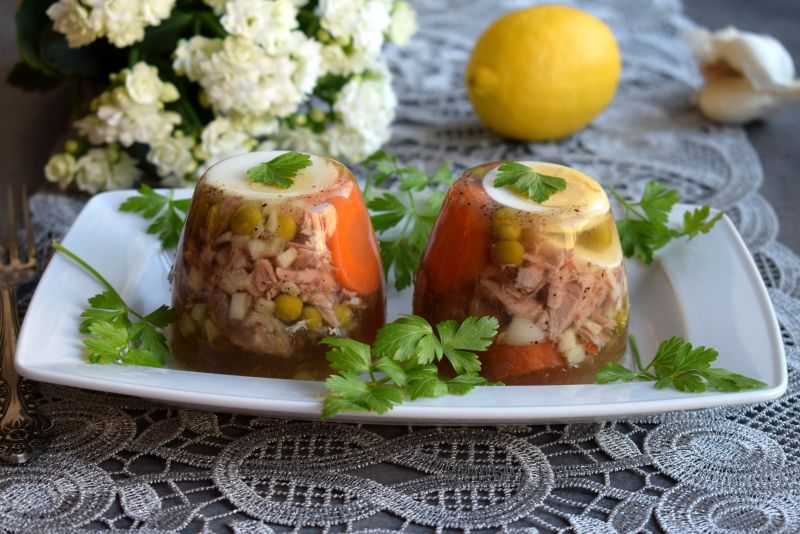 Galareta wieprzowa z jajkiem i warzywami