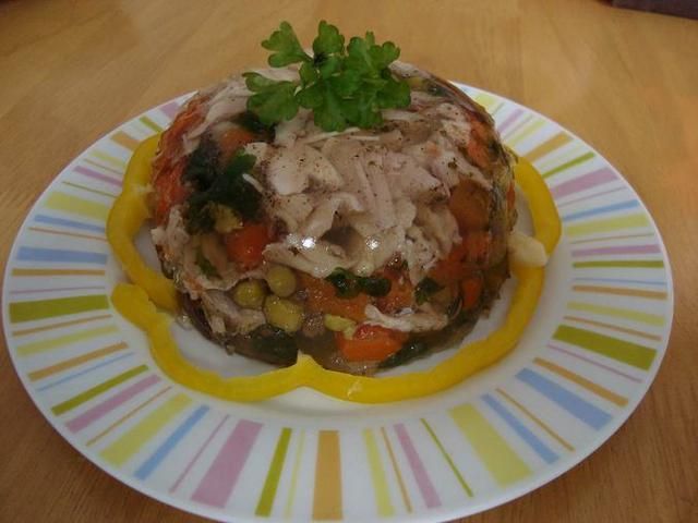 Galaretka drobiowa z warzywami Galaretka drobiowa z warzywami