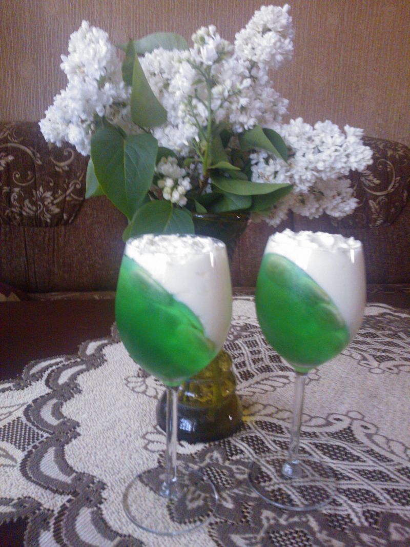 Galaretka z bananami i bitą śmietaną Galaretka z bananami i bitą śmietaną