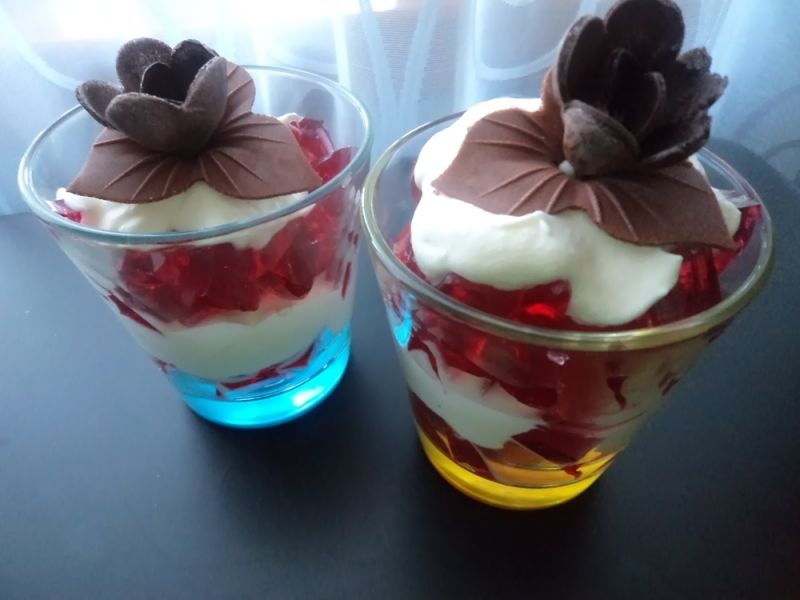 Galaretka z bitą śmietaną