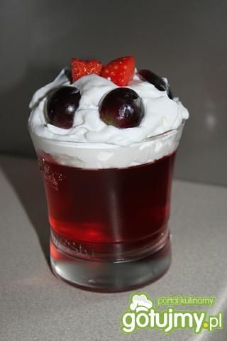 Galaretka z bita śmietaną i owocami .
