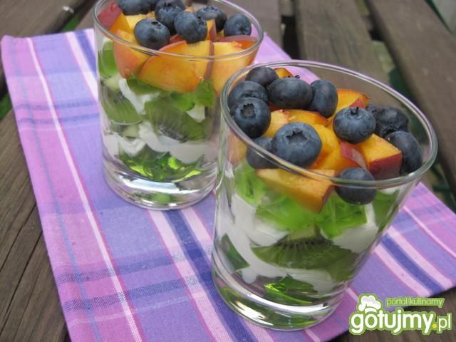 Galaretka z borówkami i brzoskwiniami  Galaretka z borówkami i brzoskwiniami