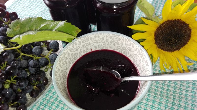 Galaretka z ciemnych winogron