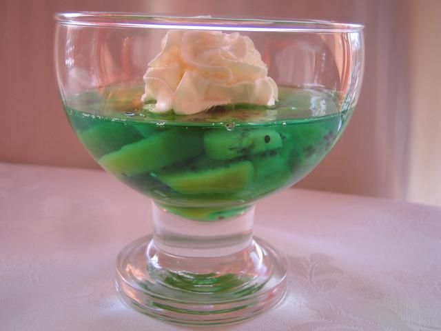 Galaretka z dodatkiem kiwi Galaretka z dodatkiem kiwi