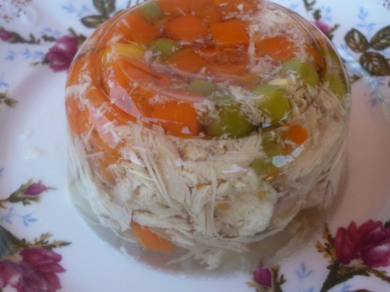 Galaretka z kurczaka z marchewką i groszkiem Galaretka z kurczaka z marchewką i groszkiem