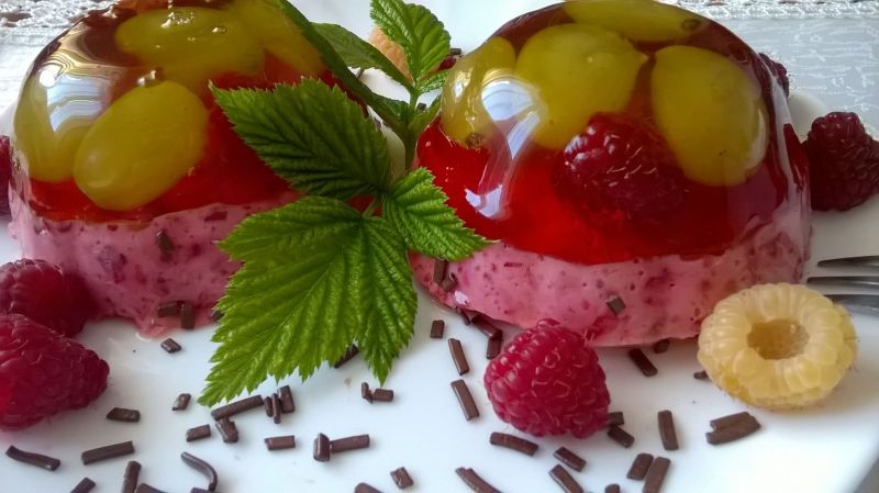 Galaretka z malinami ,winogronem i musem