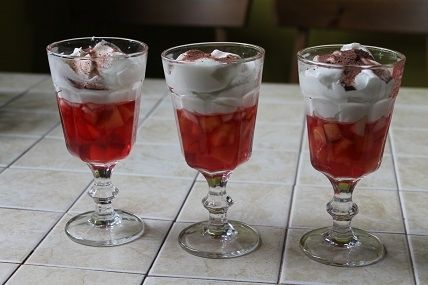 Galaretka z owocami i bitą śmietaną Galaretka z owocami i bitą śmietaną