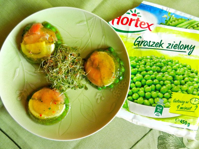 Galaretki z jajem, groszkiem i łososiem Galaretki z jajem, groszkiem i łososiem