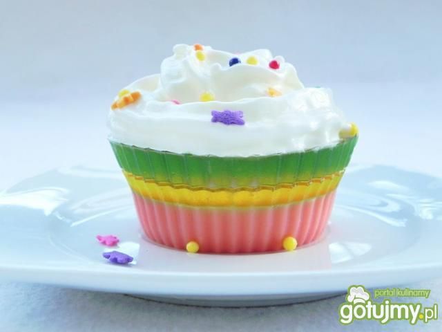 Galaretkowe muffinki z bitą smietaną