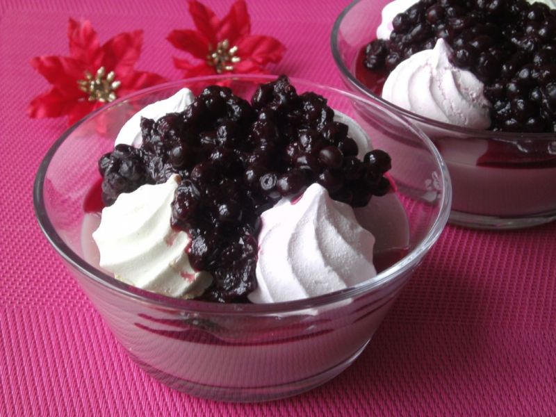 Galaretkowo- budyniowy deser z jagodami i bezami