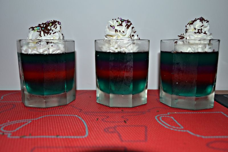 Galaretkowy deser w paski Galaretkowy deser w paski