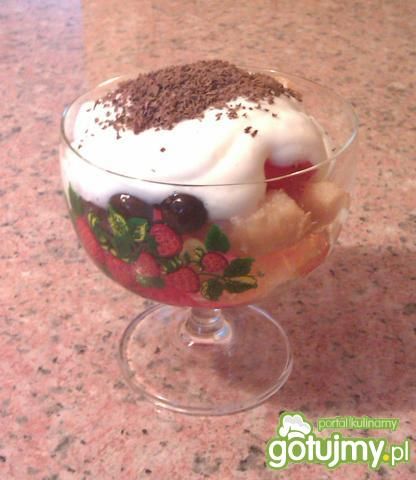 Galaretkowy deser z bitą śmietaną