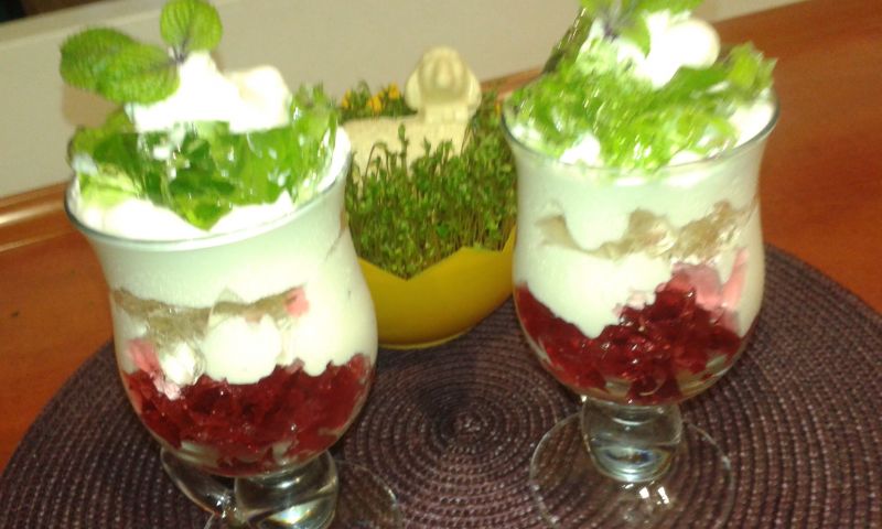 Galaretkowy deserek a śmietaną i mascarpone Galaretkowy deserek a śmietaną i mascarpone