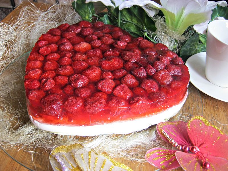 Galaretkowy przekładaniec z truskawkami