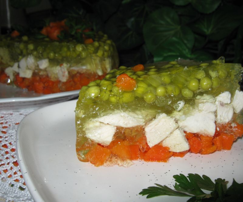 Galaretkowy torcik z piersią kurczaka