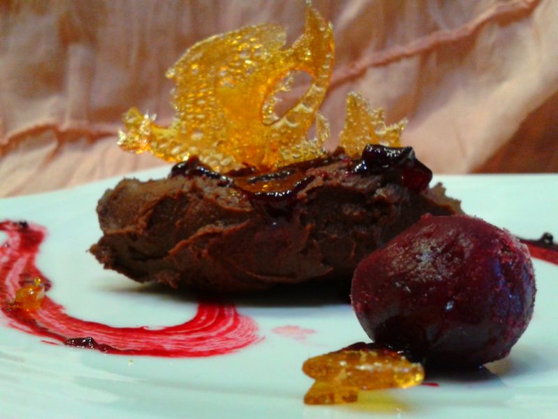 Ganache czekoladowy z sosem wiśniowym  Ganache czekoladowy z sosem wiśniowym