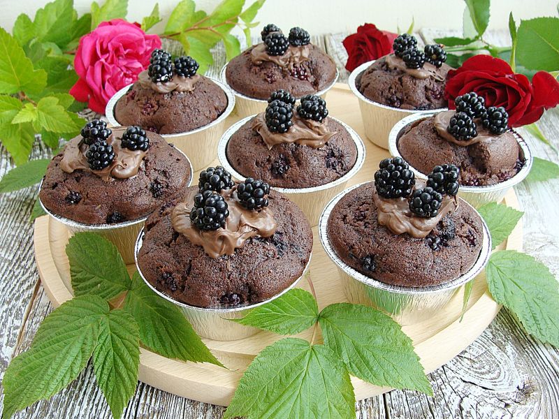 Gazowane babeczki z jeżynami