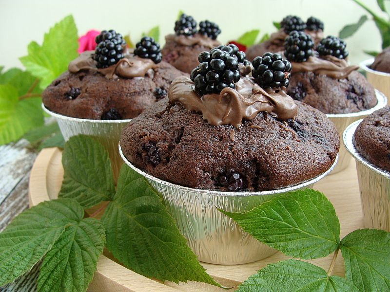 Gazowane babeczki z jeżynami