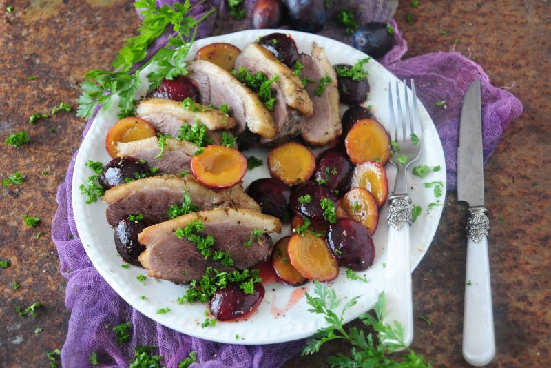 Gęsia pierś z karmelizowanymi  śliwkowym Gęsia pierś z karmelizowanymi  śliwkowym