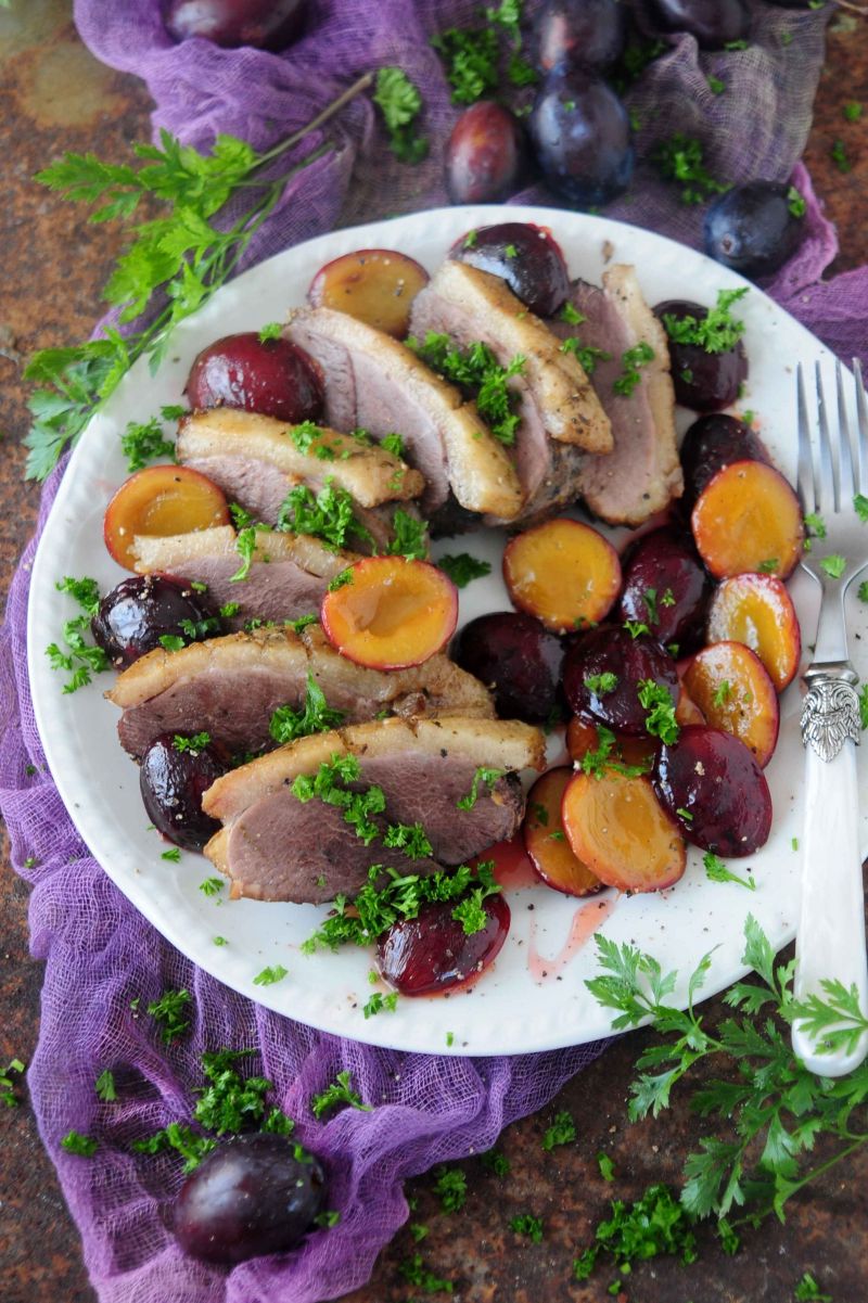 Gęsia pierś z karmelizowanymi  śliwkowym Gęsia pierś z karmelizowanymi  śliwkowym