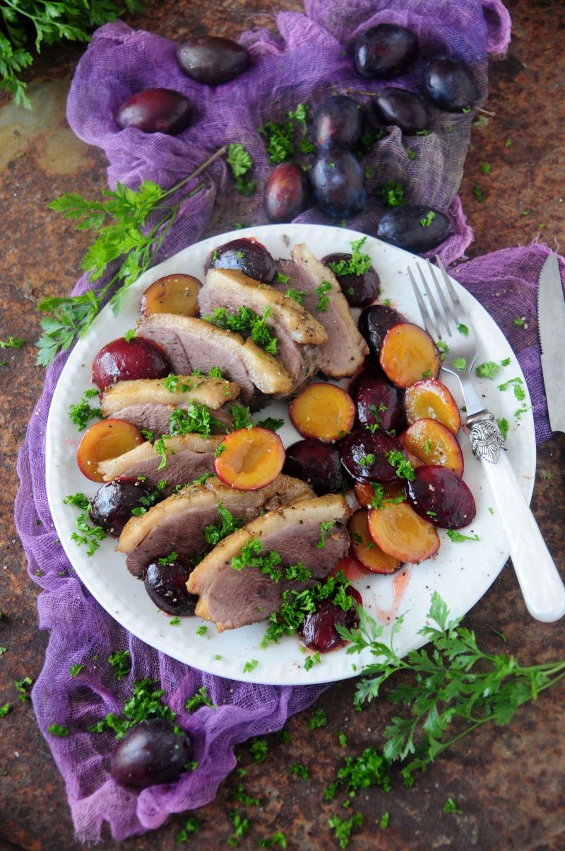 Gęsia pierś z karmelizowanymi  śliwkowym Gęsia pierś z karmelizowanymi  śliwkowym