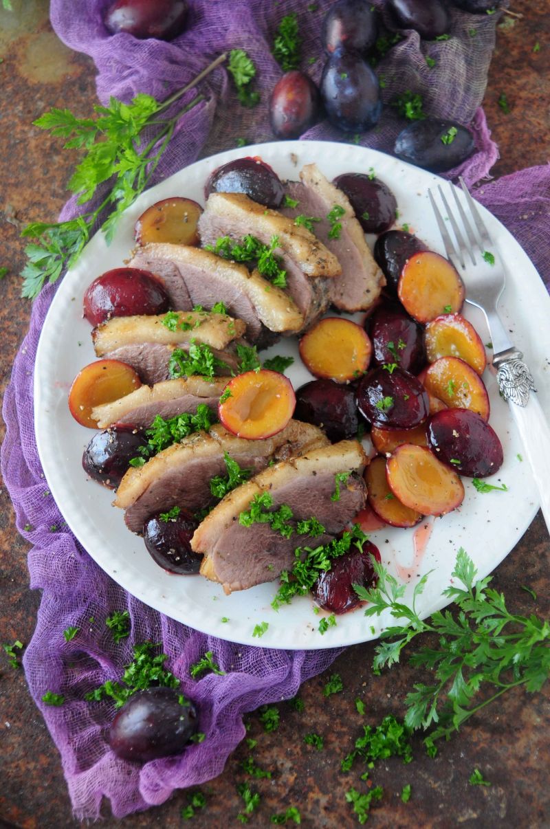 Gęsia pierś z karmelizowanymi  śliwkowym Gęsia pierś z karmelizowanymi  śliwkowym