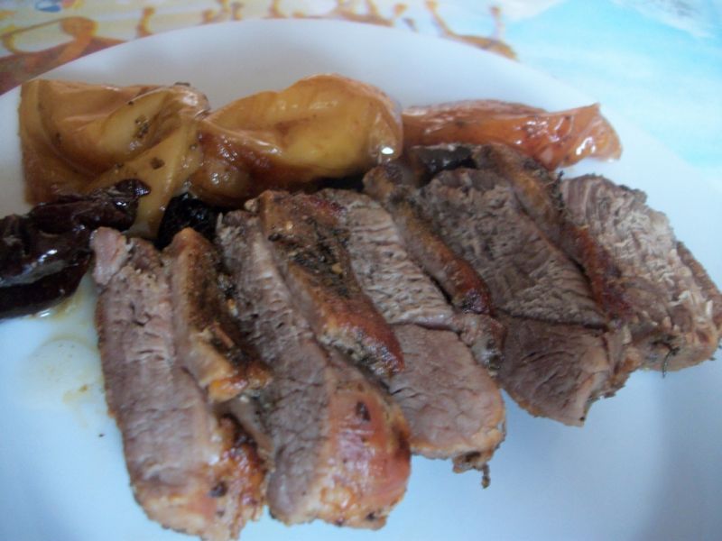 Gęsie piersi z jabłkami i śliwkami