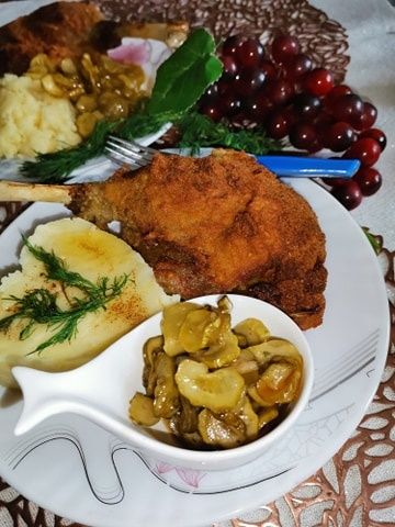 Gęsie uda smażone w głębokim oleju. Gęsie uda smażone w głębokim oleju.
